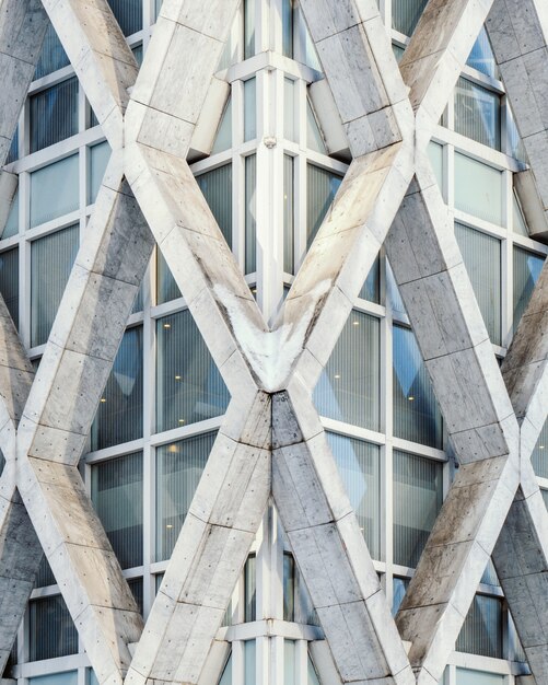 Vista verticale di un edificio in cemento bianco geometrico catturato