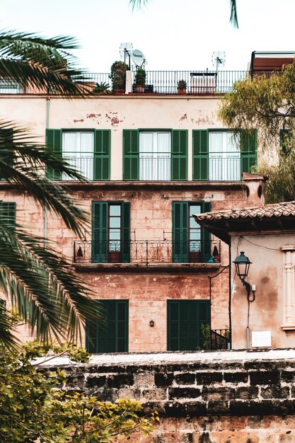 Vista verticale di un edificio residenziale con finestre e balconi