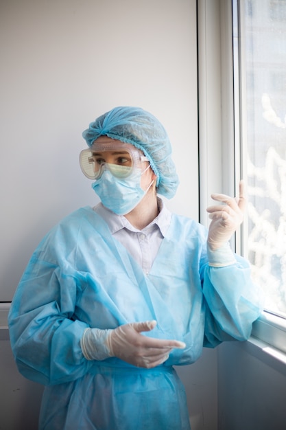 Vista verticale di una donna che indossa un equipaggiamento di protezione del personale medico