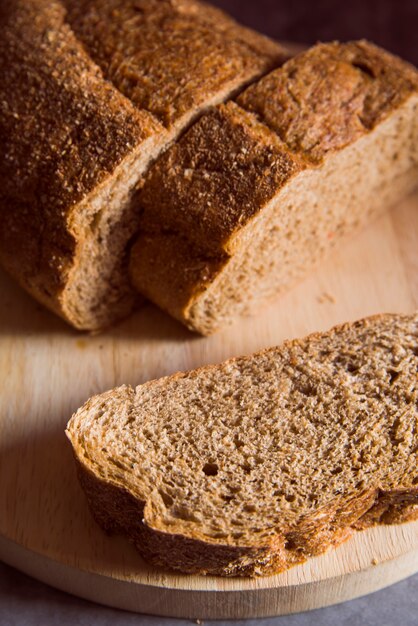 Vista vicina affettata panino del grano intero