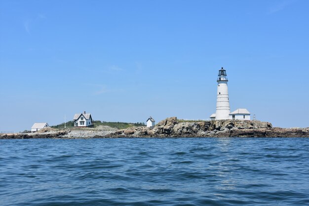 Viste panoramiche di Boston Light nelle isole del porto di Boston in una giornata estiva.