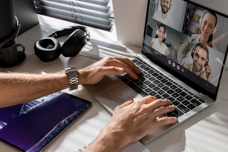Foto gratuito visto da vicino in una classe virtuale