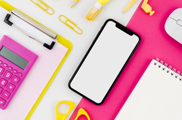Visualizzazione superiore del modello per smartphone sopra lo spazio di lavoro