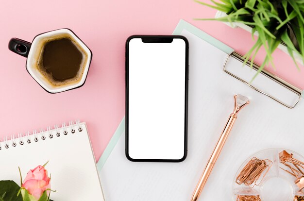Visualizzazione superiore del modello per smartphone sopra lo spazio di lavoro