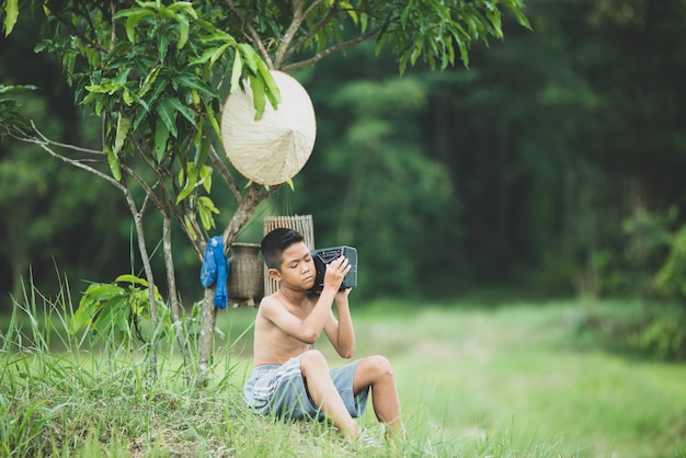 Vita asiatica del ragazzo sulla campagna