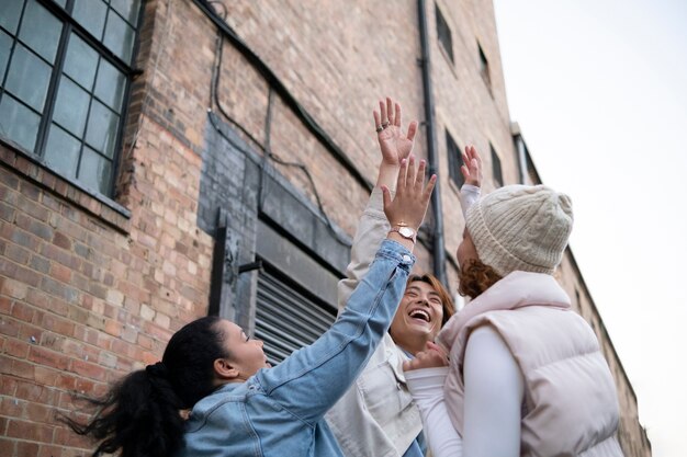 Vita di quartiere goduta da un gruppo di amici