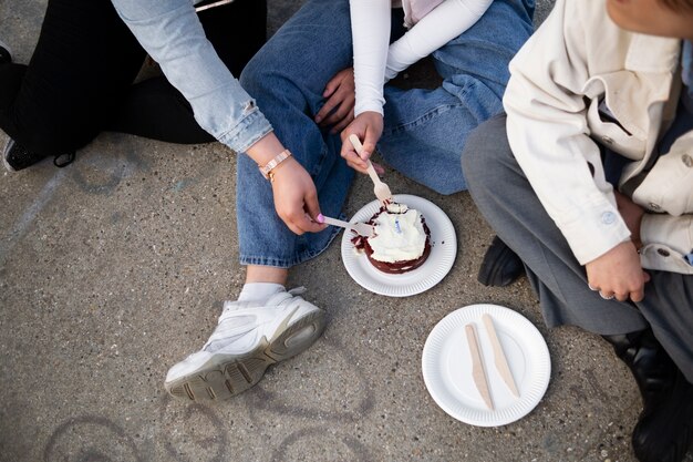 Vita di quartiere goduta da un gruppo di amici