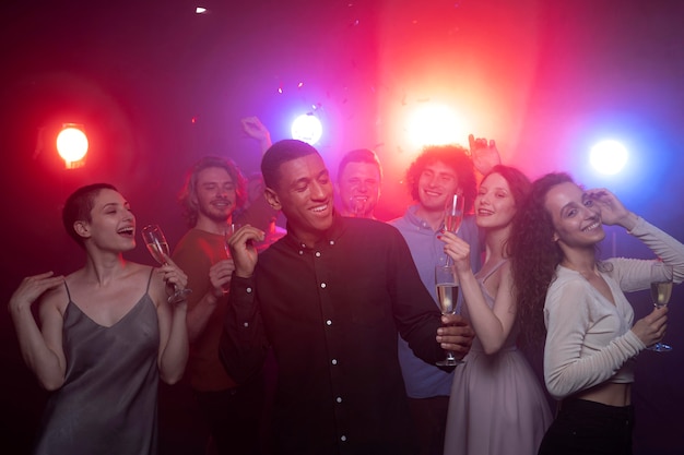 Vita notturna con gente che balla in discoteca