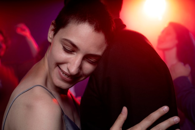 Vita notturna con gente che balla in discoteca