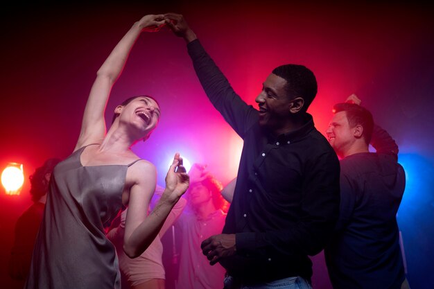Vita notturna con gente che balla in discoteca