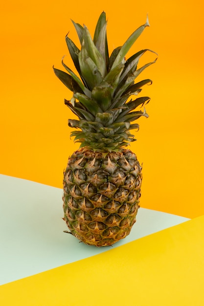 Vitamina matura dolce succosa dell'ananas fresco ricca su un tessuto bianco e su un'arancia