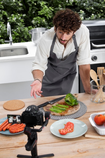 Vlogger cucina durante lo streaming