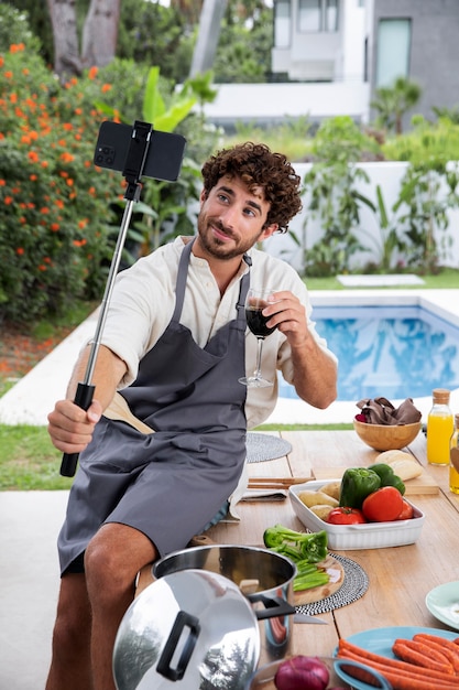 Vlogger cucina durante lo streaming