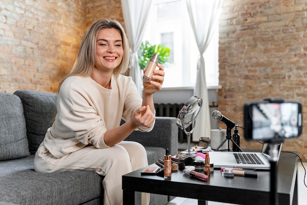 Vlogger di bellezza che fa un video per i suoi follower