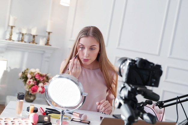 Vlogger di bellezza. Giovane donna che registra un tutorial di trucco