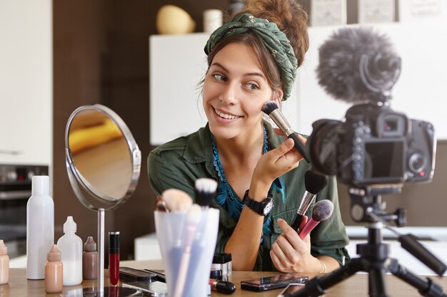 Vlogger femminile riprese video di trucco