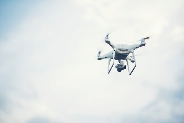 Volare drone fino a sfondo blu del cielo