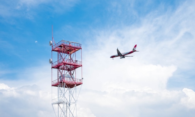 Volo dell'aeroplano attraverso il cielo nuvoloso