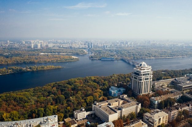 Volo sopra il ponte a Kiev. Fotografia aerea