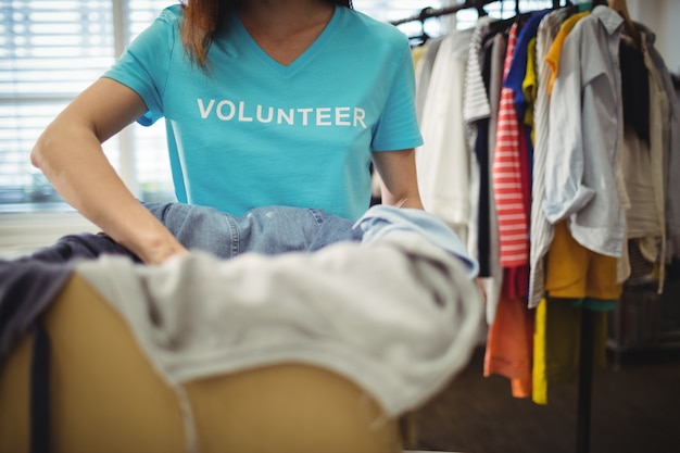 volontari azienda abiti femminili in scatola per le donazioni