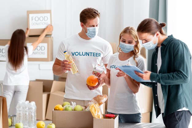 Volontari che aiutano con le donazioni per la giornata mondiale dell'alimentazione