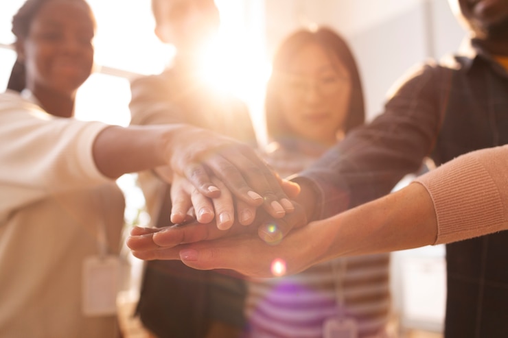 Foto gratuito volontari che collaborano per organizzare donazioni per beneficenza
