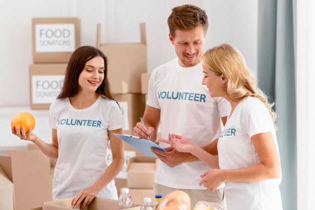 Volontari che preparano donazioni di cibo per beneficenza