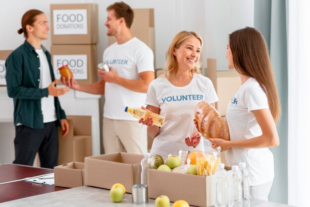 Volontari che preparano provviste di cibo per la donazione