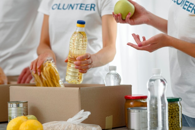 Volontari che preparano scatole con donazioni di cibo