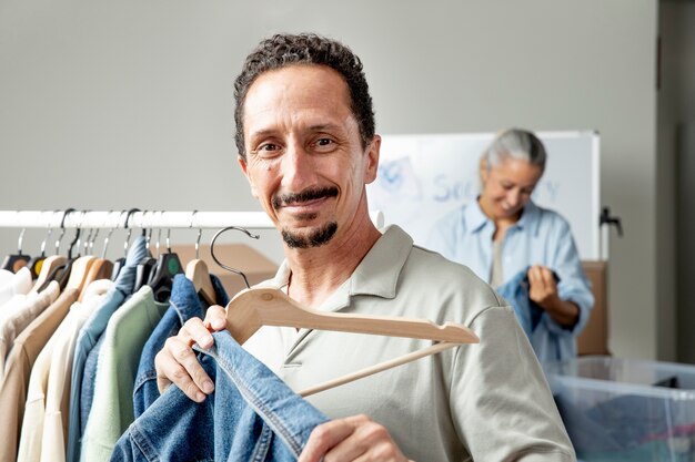 Volontari di tiro medio con donazioni di abbigliamento