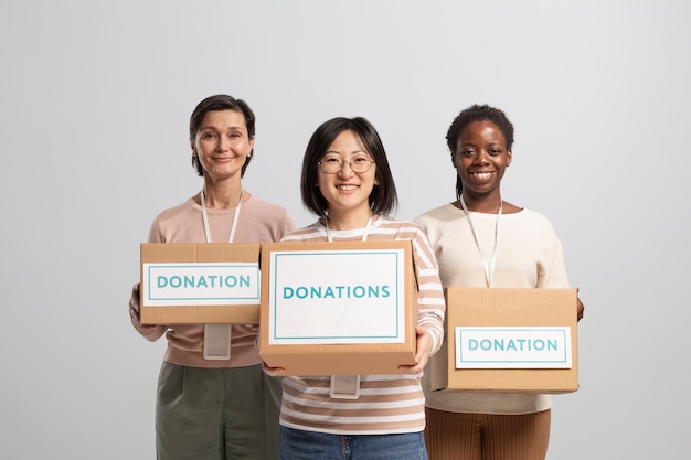 Volontari in possesso di scatole contenenti donazioni per beneficenza