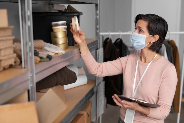 Volontariato che controlla le donazioni di cibo per beneficenza