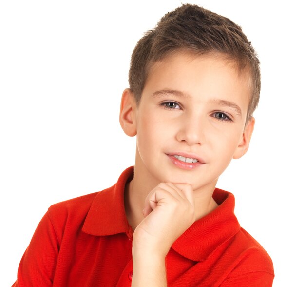 Volto di adorabile giovane ragazzo sorridente isolato su bianco