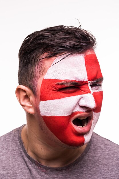 Volto ritratto di tifoso felice supporto Croazia squadra nazionale gridare con faccia dipinta isolato su sfondo scuro