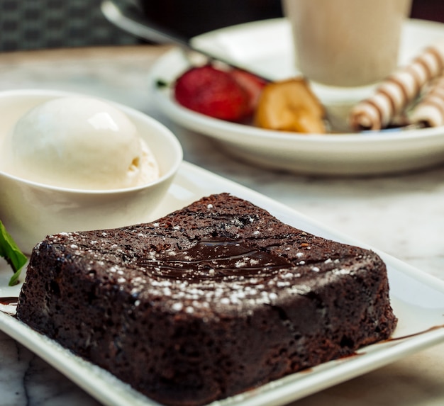 Vulcano al cioccolato con gelato