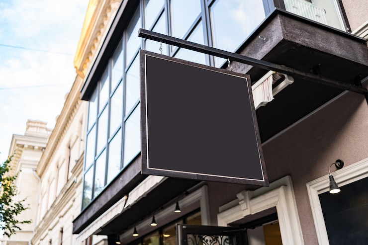 Foto gratuito vuoto mock up design dell'insegna del caffè sul bel edificio all'aperto