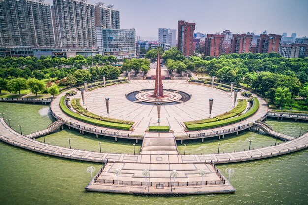 Vuoto piazza e lago nel parco della città