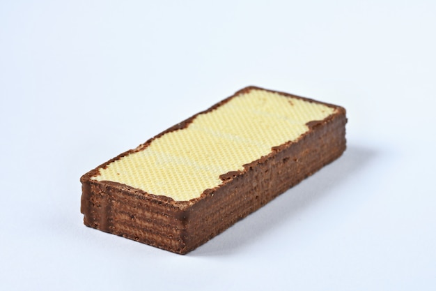 Wafer croccante, sapore del wafer del cioccolato isolato su fondo bianco