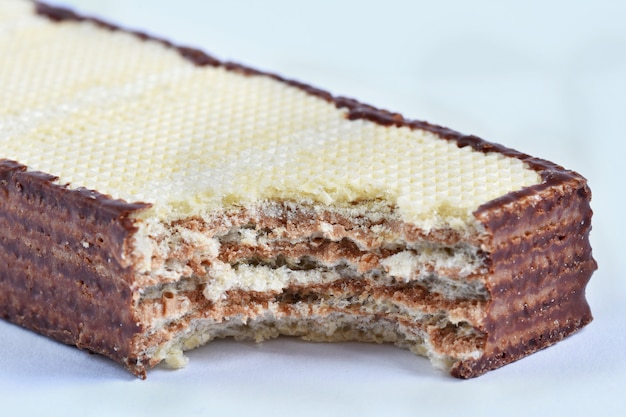 Wafer croccante, sapore del wafer del cioccolato isolato su fondo bianco