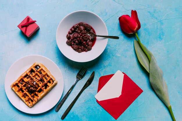 Waffle belga con frutti di bosco sul piatto