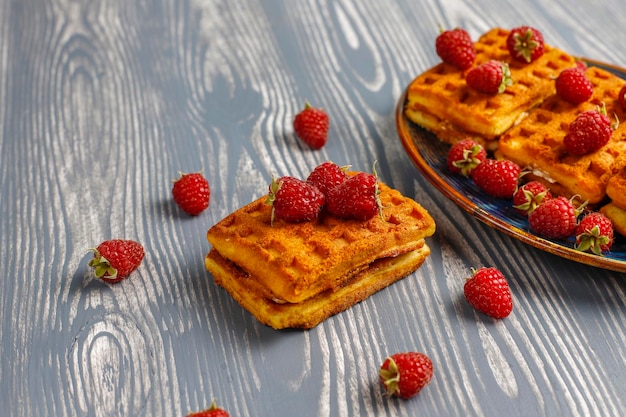 Waffle belgi con panna e lamponi freschi.