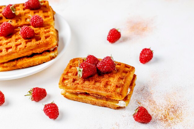 Waffle belgi con panna e lamponi freschi.