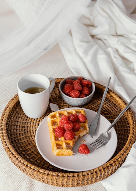 Waffle e tè al lampone ad alto angolo