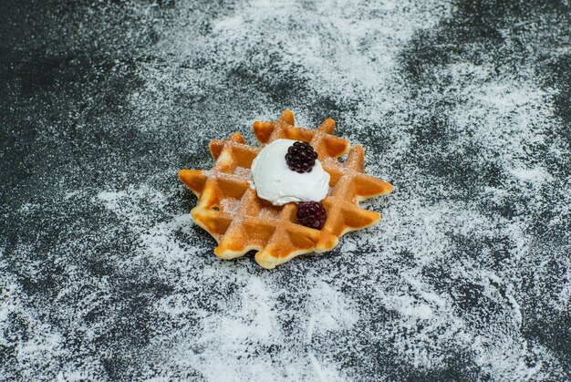 Waffle rotto vista dell'angolo alto su oscurità. orizzontale