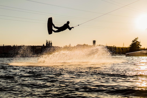 wakeboard. wakeboarding che salta al tramonto