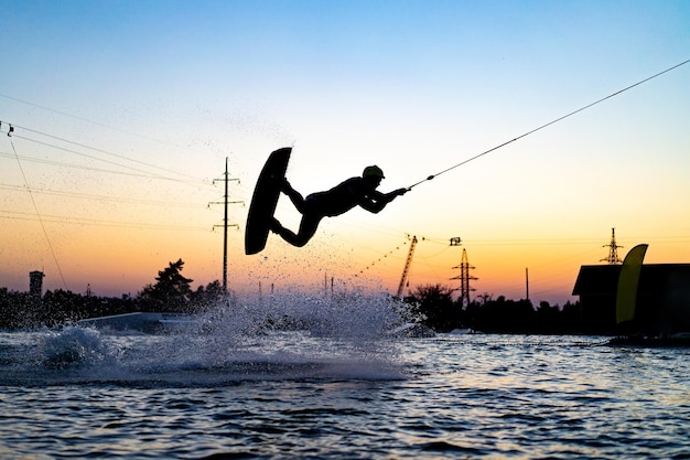 wakeboard. wakeboarding che salta al tramonto