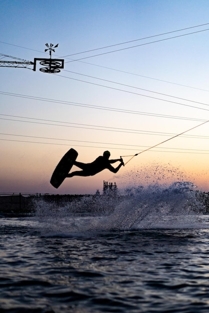 wakeboard. wakeboarding che salta al tramonto