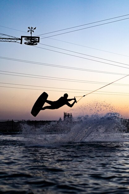wakeboard. wakeboarding che salta al tramonto
