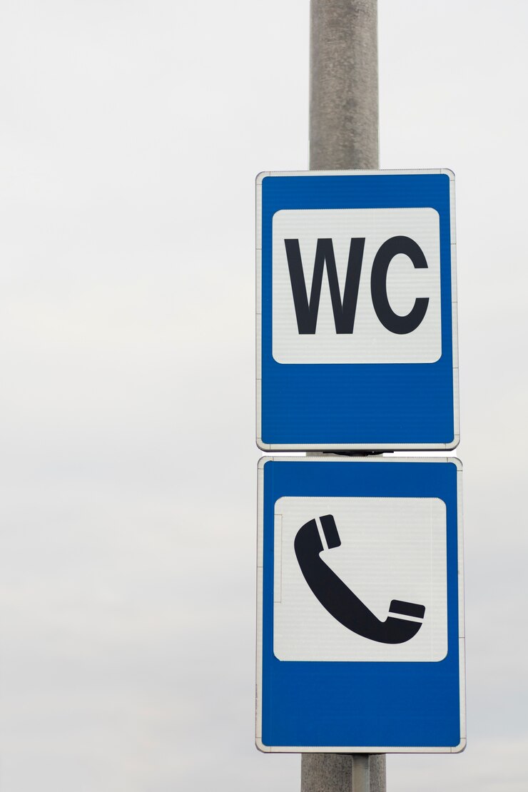 Foto gratuito wc e telefono segno in città