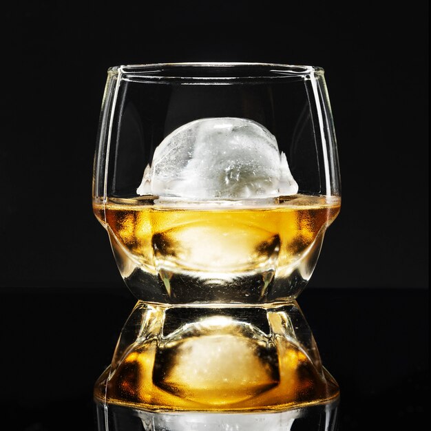 Whisky con cocktail fantasia sfera di ghiaccio